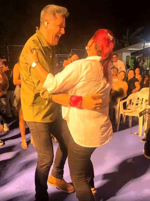 Feizar Orjuela, "Heredero" se bajó de la tarima donde cantaba y bailó con una de sus seguidoras en Boyacá.